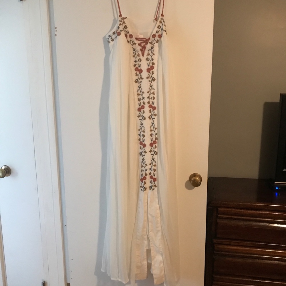 Long white maxi dress with beautiful embroidery 💕